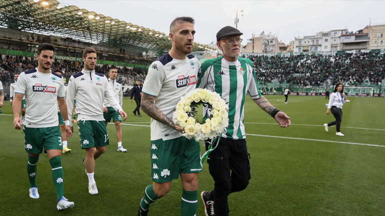 Στεφάνι στη μνήμη του Άλκη Καμπανού κατέθεσαν οι παίκτες του Παναθηναϊκού Στεφάνι στη μνήμη του Άλκη Καμπανού κατέθεσαν οι παίκτες του Παναθηναϊκού