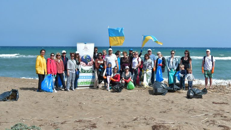 Ηράκλειο: Ουκρανοί πρόσφυγες καθάρισαν την παραλία για να πουν «ευχαριστώ» στην Ελλάδα