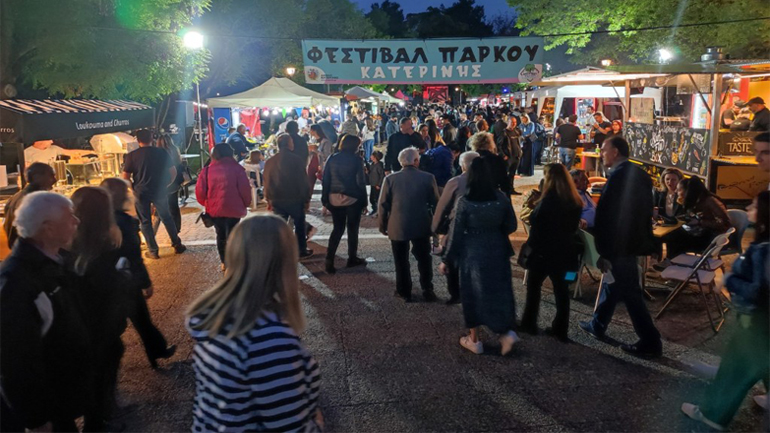 Ενθουσιάζει μικρούς και μεγάλους το 1ο Φεστιβάλ Πάρκου Κατερίνης – «Κλέβουν» τα βλέμματα οι δεινόσαυροι