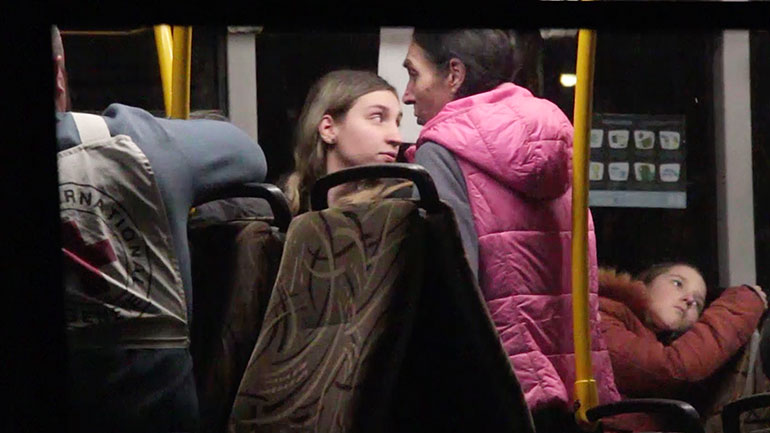 Μαριούπολη: Μετ’ εμποδίων η απομάκρυνση των αμάχων – Δεν έχουν φτάσει τα λεωφορεία