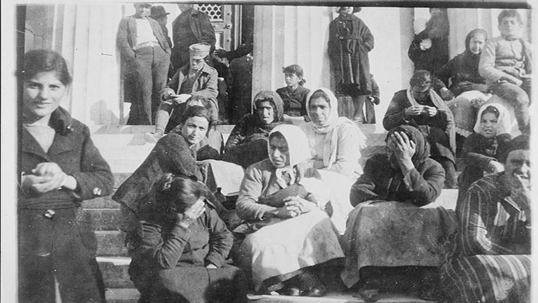 «Άφιξη και εγκατάσταση των προσφύγων στην Αθήνα»: Ο συγγραφέας Νίκος Ανδριώτης μιλάει για τα επακόλουθα της Μικρασιατικής Καταστροφής