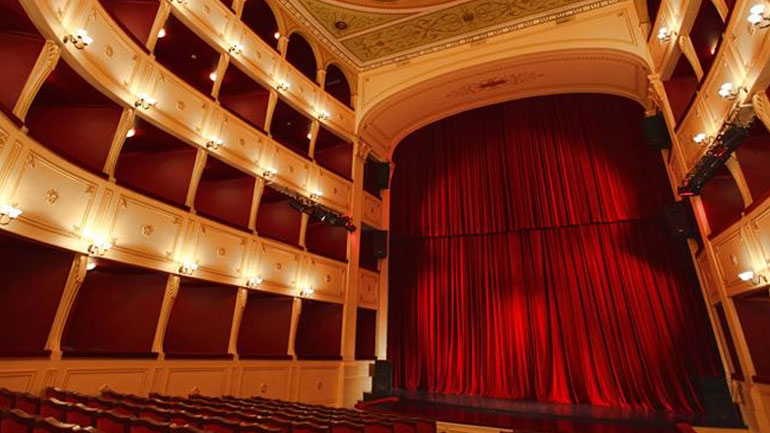 Νέα μήνυση ηθοποιού σε σκηνοθέτη: «Με βίασε μέσα στο αυτοκίνητό του, ούρλιαζα και έκλαιγα»