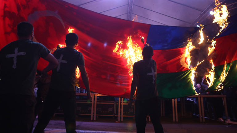 Αρμενία: Χιλιάδες διαδήλωσαν στο Γερεβάν κατά οποιασδήποτε εκχώρησης στο Αζερμπαϊτζάν