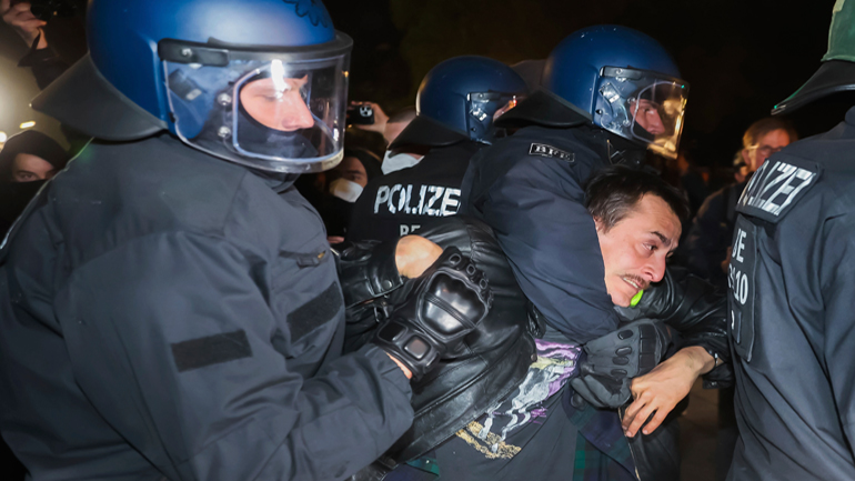 Γερμανία: Τραυματίες σε επεισόδια μεταξύ ακροδεξιών και αντιδιαδηλωτών