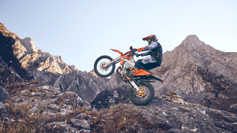 Βράχια και κορμοί δέντρων γίνονται παιχνιδάκι.