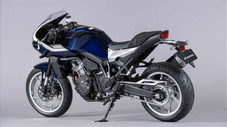 Στρογγυλεμένη ουρά με διακριτικό φωτιστικό σώμα πίσω.