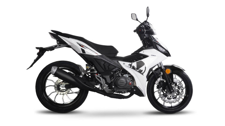 Λευκός χρωματισμός με μαύρα γραφικά.