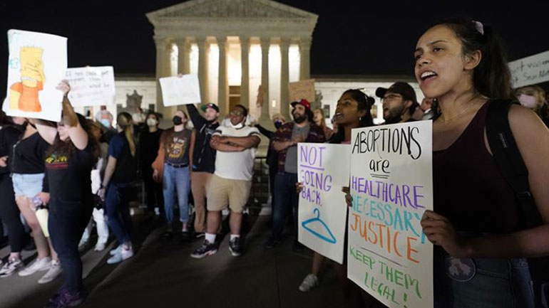 Πληροφορίες για προετοιμασία άρσης του δικαιώματος στην άμβλωση στις ΗΠΑ – Σφοδρές αντιδράσεις