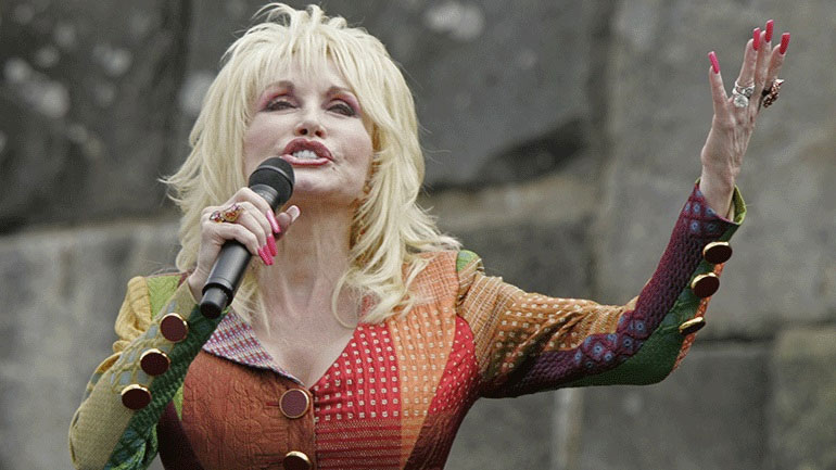 H Ντόλι Πάρτον θρηνεί για τον θάνατο της Ναόμι Τζαντ