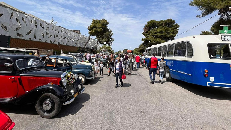 Εντυπωσίασαν οι 85 «κυρίες» που έκαναν την Πρωτομαγιά βόλτα στην Κηφισιά