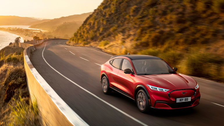 Η Mustang Mach-E δίνει έμφαση στη συνδεσιμότητα και ξεφεύγει από τον ανταγωνισμό
