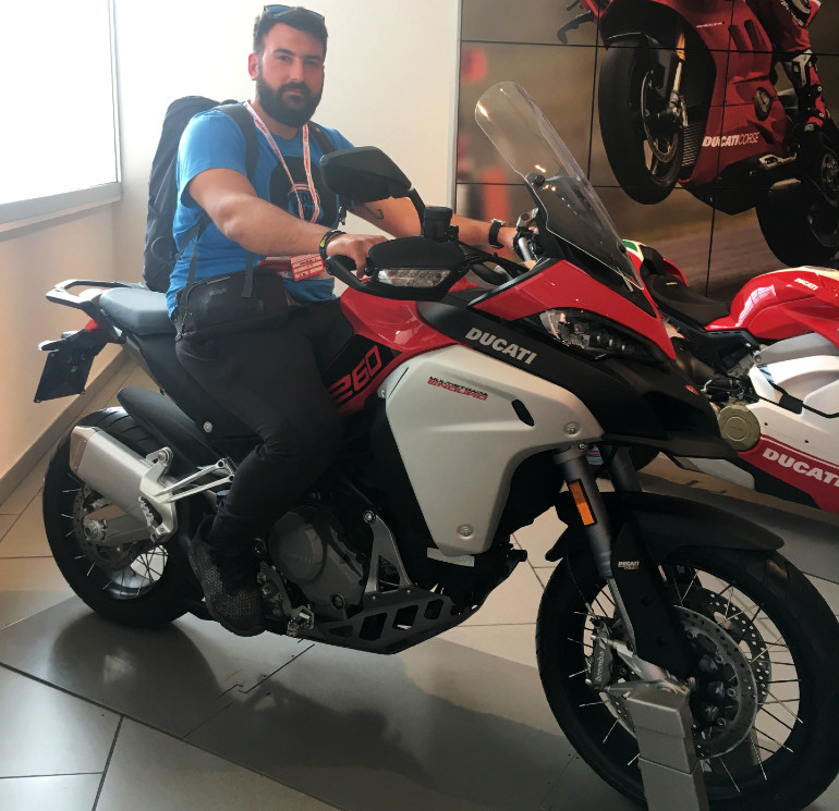 Ως γνήσιος Ducatisti έχει επισκεφτεί το Μουσείο της Ducati στην Μπολόνια.