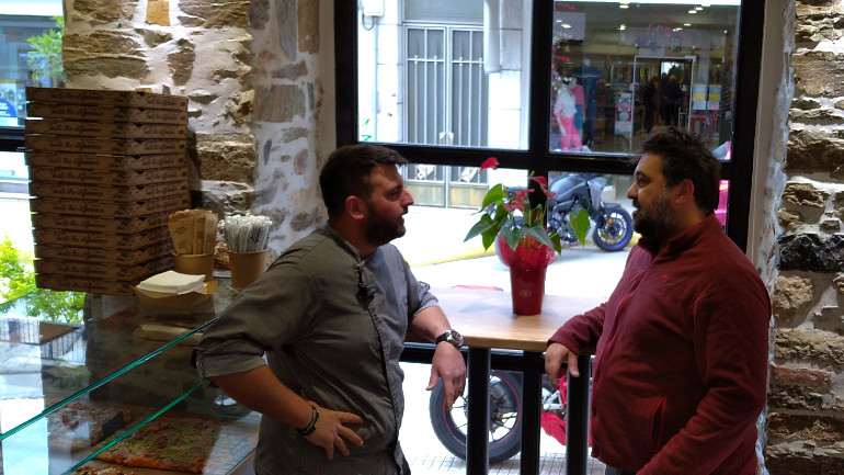 Μετά από αρκετές διαφορετικές εμπειρίες σε κουζίνες επιτέλους έχει το δικό του κατάστημα.