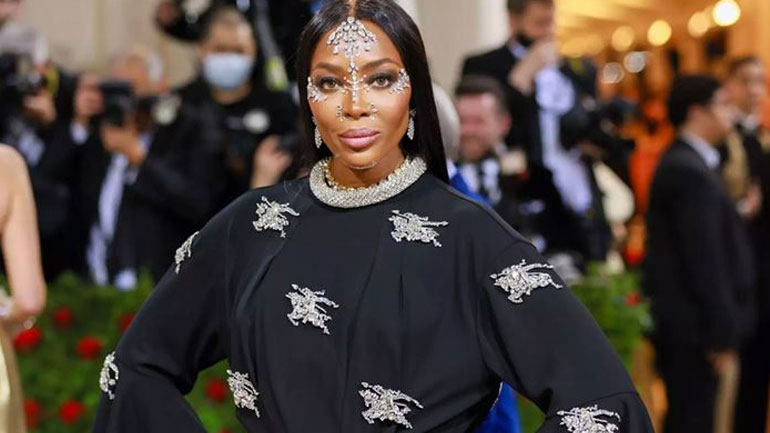 Met Gala 2022: Η εμφάνιση της Naomi Campbell με κόσμημα αξίας 6,6 εκατ. δολαρίων