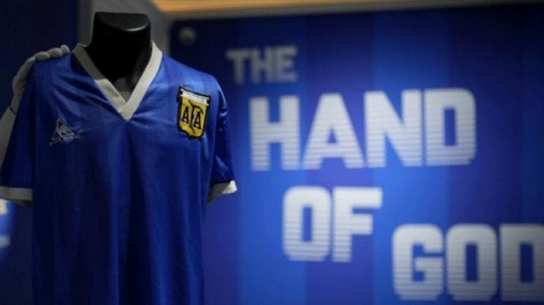Πουλήθηκε σε δημοπρασία αντί 8,49 εκατομμύρια ευρώ διάσημη η φανέλα του Μαραντόνα από το Μουντιάλ του 1986