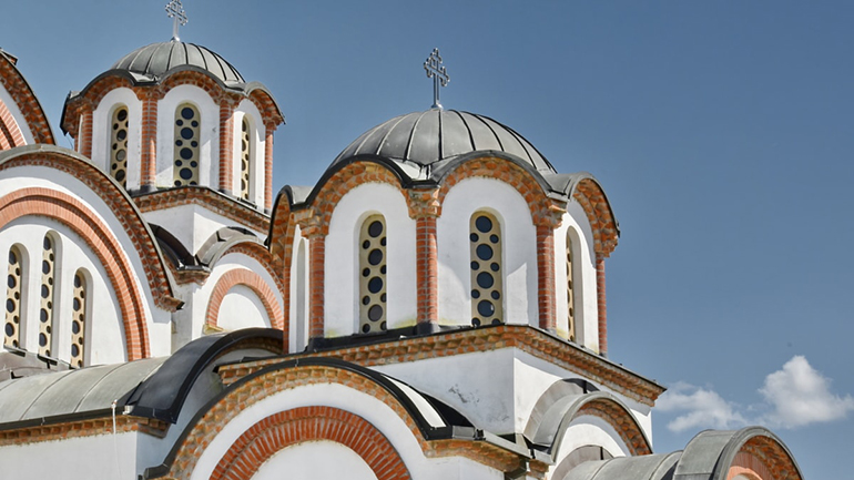 Επίθεση ιερέα σε τρανς γυναίκα σε συσσίτιο στην Καλλιθέα: «Βγάλε τα β@@@α και έλα»