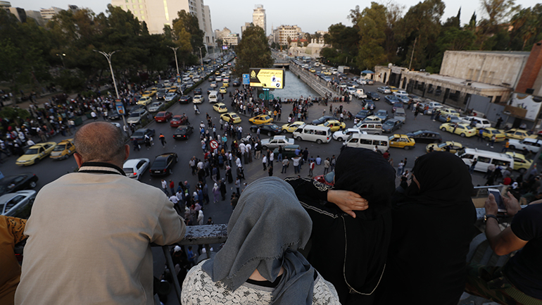 Συρία: Η μεγαλύτερη αμνηστία από το 2011 – Δεκάδες Σύροι ανέμεναν την απελευθέρωση συγγενών τους