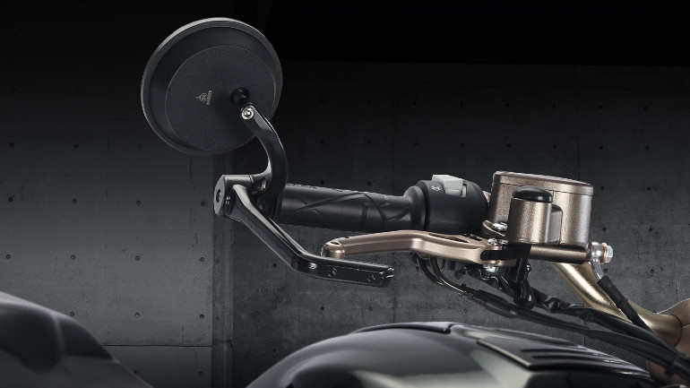 Οι καθρέπτες είναι τοποθετημένοι στις άκρες του τιμονιού τονίζοντας τον cafe racer χαρακτήρα της μοτοσικλέτας.