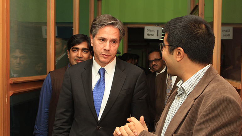 Ο υπουργός Εξωτερικών Άντονι Μπλίνκεν είναι θετικός στον COVID-19