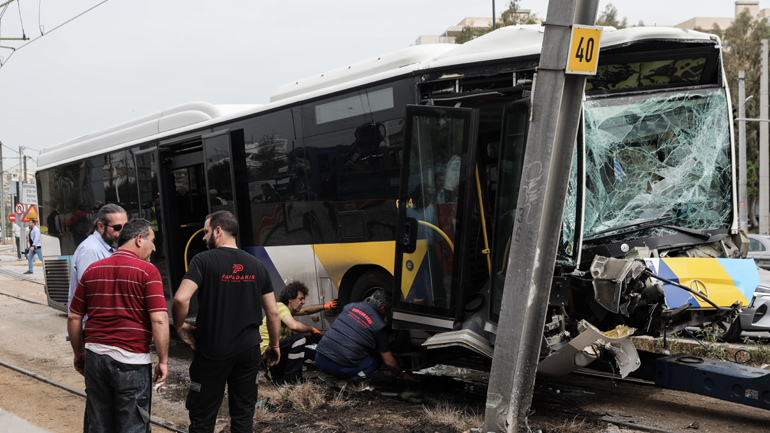 Λεωφορείο του ΟΑΣΑ καρφώθηκε σε κολόνα στην Παραλιακή – Πέντε τραυματίες