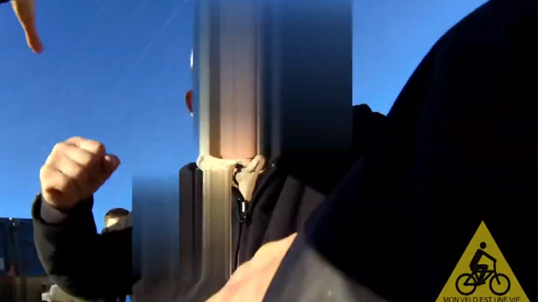 Oδηγός φορτηγού εμβολίζει και γρονθοκοπεί ποδηλάτη