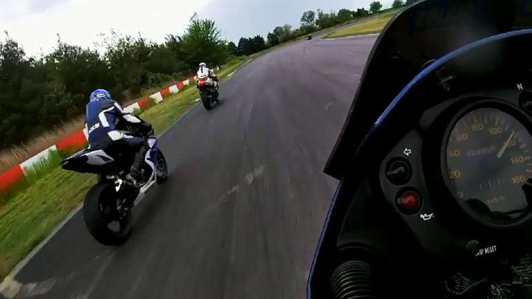 Kawasaki KLE 250 «γλεντάει» ταχύτερα Superbike στην πίστα