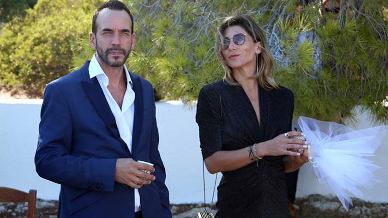 Πάνος Μουζουράκης-Τζίνα Βαρελά: Βόλτες στα στενά της Μυκόνου πιασμένοι αγκαζέ