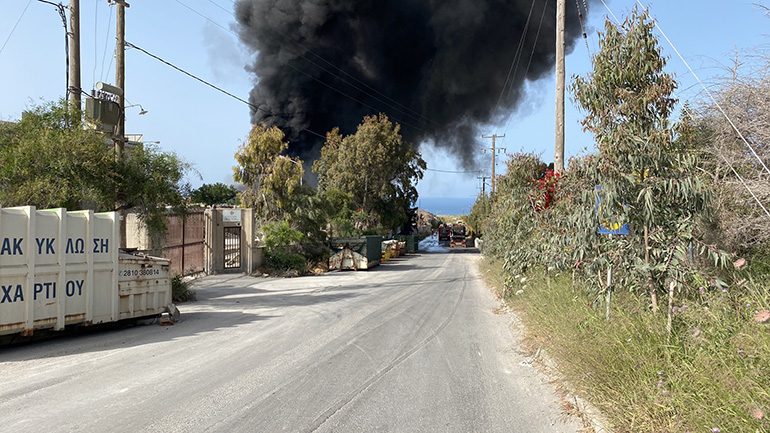 Κρήτη: Μεγάλη φωτιά στη ΒΙ.ΠΕ. Hρακλείου – Ακούστηκαν ισχυρές εκρήξεις Κρήτη: Μεγάλη φωτιά στη ΒΙ.ΠΕ. Hρακλείου – Ακούστηκαν ισχυρές εκρήξεις