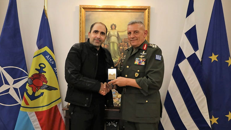 Συνάντηση αρχηγού ΓΕΕΘΑ με τον ηθοποιό Αλέξανδρο Καλπακίδη