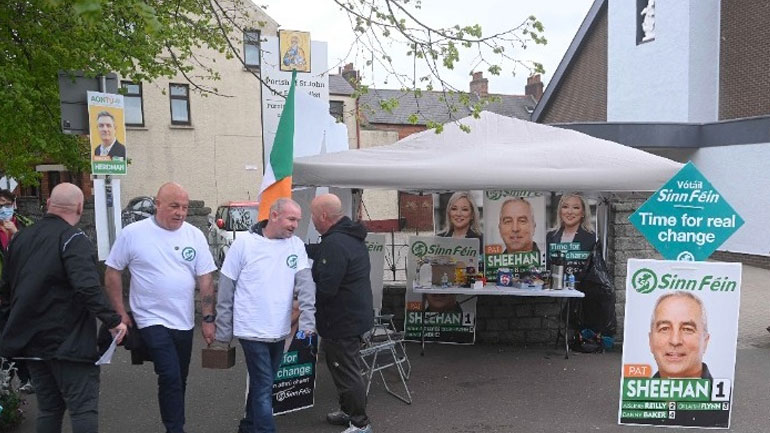 Βόρεια Ιρλανδία: Ισχυρό προβάδισμα του Σιν Φέιν στις τοπικές εκλογές