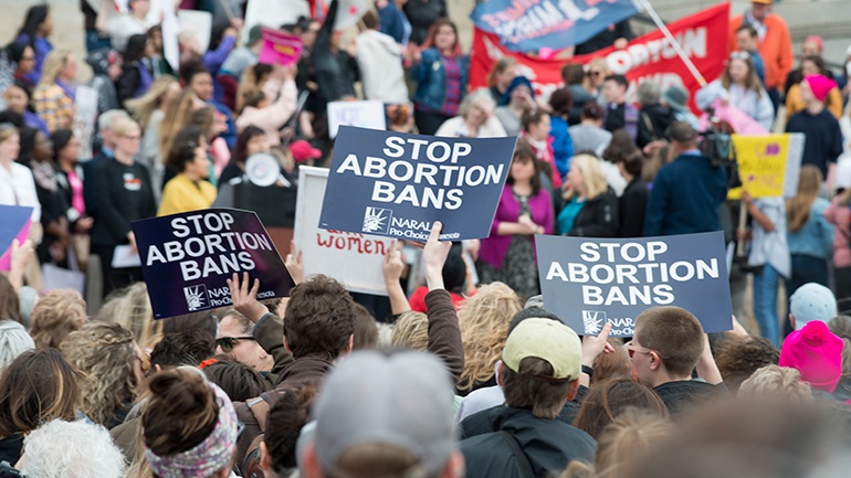 ΗΠΑ-αμβλώσεις: «Το Ανώτατο Δικαστήριο δεν θα εκφοβιστεί»