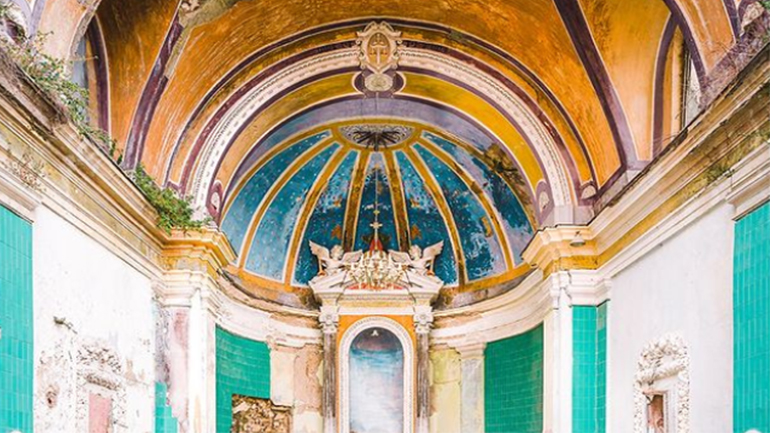 Ο Roman Robroek απαθανατίζει εγκαταλελειμμένες εκκλησίες στην Ιταλία