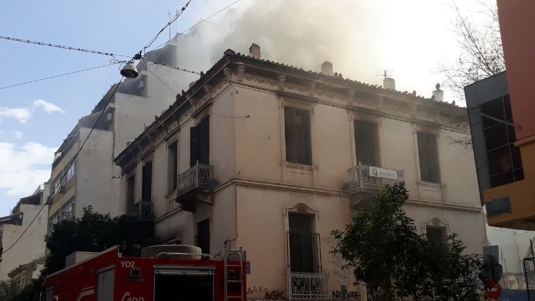 Πυρκαγιά σε διώροφο κτήριο στην πλατεία Βάθης