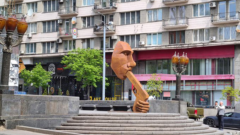 Κίεβο: Ουκρανός γλύπτης στέλνει ένα μήνυμα στον Πούτιν