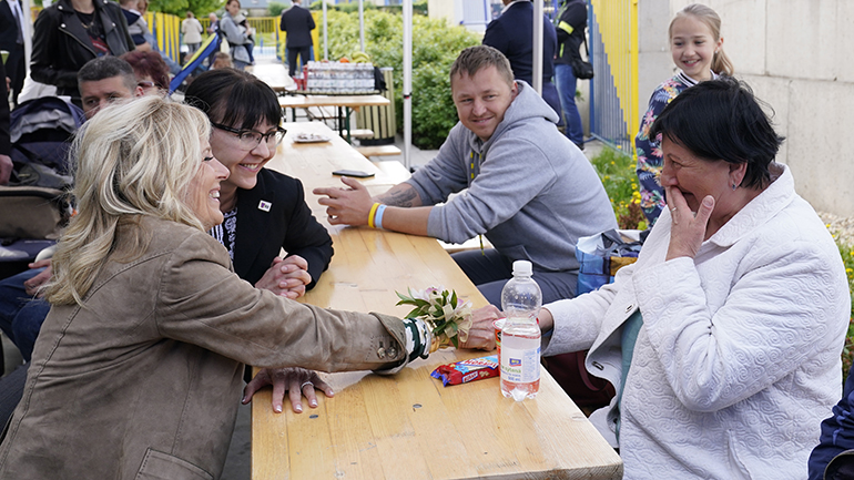 Σλοβακία: Συνάντηση Τζιλ Μπάιντεν με Ουκρανούς πρόσφυγες και εθελοντές