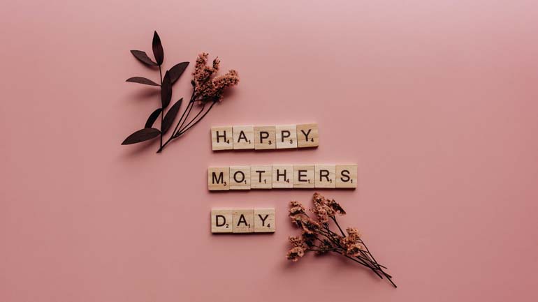 Σταρ του Χόλιγουντ που δεν κάνουν χωρίς… τη μαμά τους