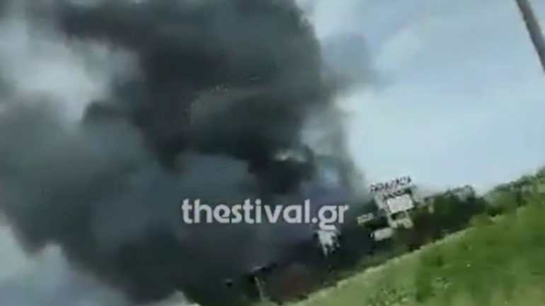 Θεσσαλονίκη: Σε εξέλιξη φωτιά σε εγκαταλελειμμένο εργοστάσιο