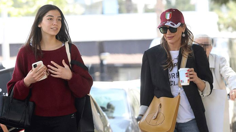 Δέσποινα Βανδή-Μελίνα Νικολαΐδη: Βόλτα στη Γλυφάδα με casual look