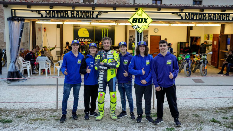 Ο Valentino Rossi κοντά στους νέους αναβάτες της Ακαδημίας VR46