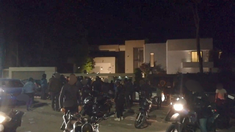 Ρουβίκωνας: Συγκέντρωση έξω από το σπίτι του προέδρου & διευθ. συμβούλου της ΔΕΗ