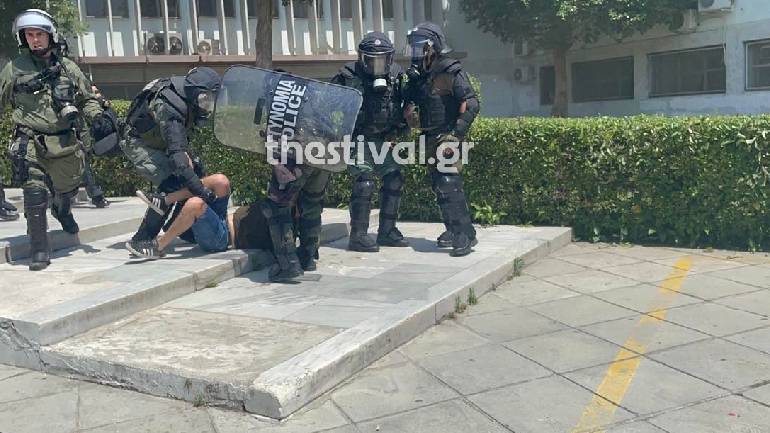 Ένταση με πέτρες και χημικά στο ΑΠΘ