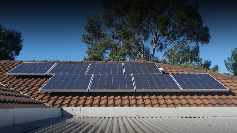 Κομισιόν: Ευρύ πρόγραμμα για «ηλιακές στέγες»