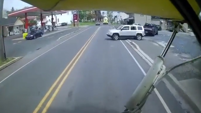 Οδηγός βγαίνει από ένα πάρκινγκ χωρίς να κοιτάξει