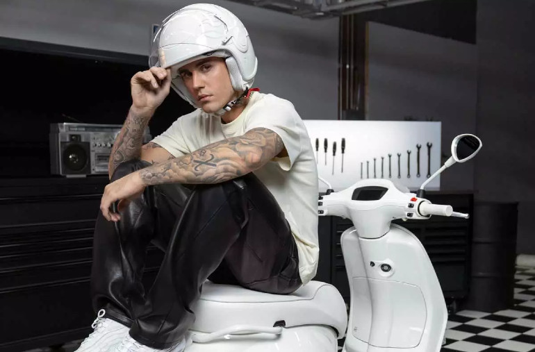 Ο Justin Bieber είναι ο τέταρτος καλλιτέχνης που αναλαμβάνει να σχεδιάσει μια Vespa... και έπεται συνέχεια!