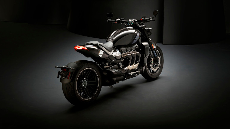 Θηριώδες πίσω ελαστικό διάστασης 240/50-16.