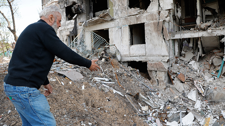 Ουκρανία: Δεκάδες πτώματα βρέθηκαν κάτω από τα συντρίμμια ενός κτηρίου