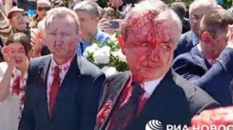 Η Ρωσία δεν σκοπεύει να κλείσει την πρεσβεία της στη Βαρσοβία μετά την επίθεση στον Ρώσο πρεσβευτή