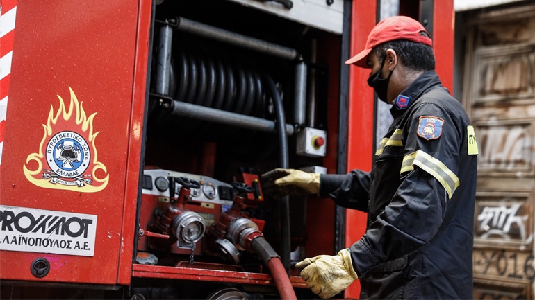 Φωτιά σε επιχείρηση εμπορίας ξυλείας στην Ελευσίνα
