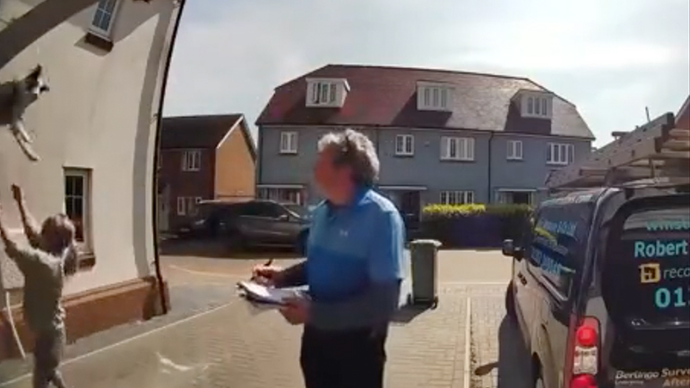 Γυναίκα πιάνει τον σκύλο της που πηδάει από το παράθυρο