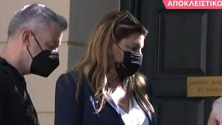 Στο δικαστήριο η Έλενα Παπαρίζου για μήνυση κατά του Τόνυ Μαυρίδη